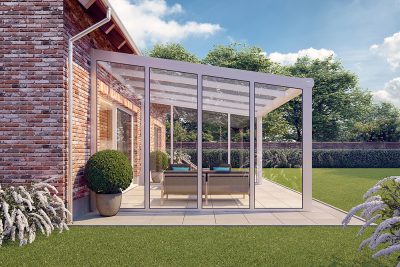 Moderne Terrassenüberdachung aus Aluminium in weiss mit Glasdach in Gartenumgebung mit fester Seitenwand