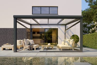 Moderne Terrassenüberdachung aus Aluminium mit Glasdach in Gartenumgebung
