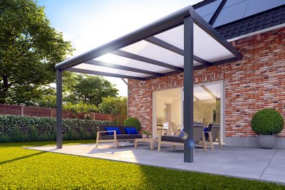Moderne Terrassenüberdachung aus Aluminium mit Polycarbonatdach in Gartenumgebung
